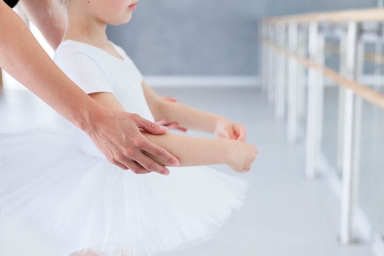 610af6687a56c07b03df163b_Girl in ballet class being instructed